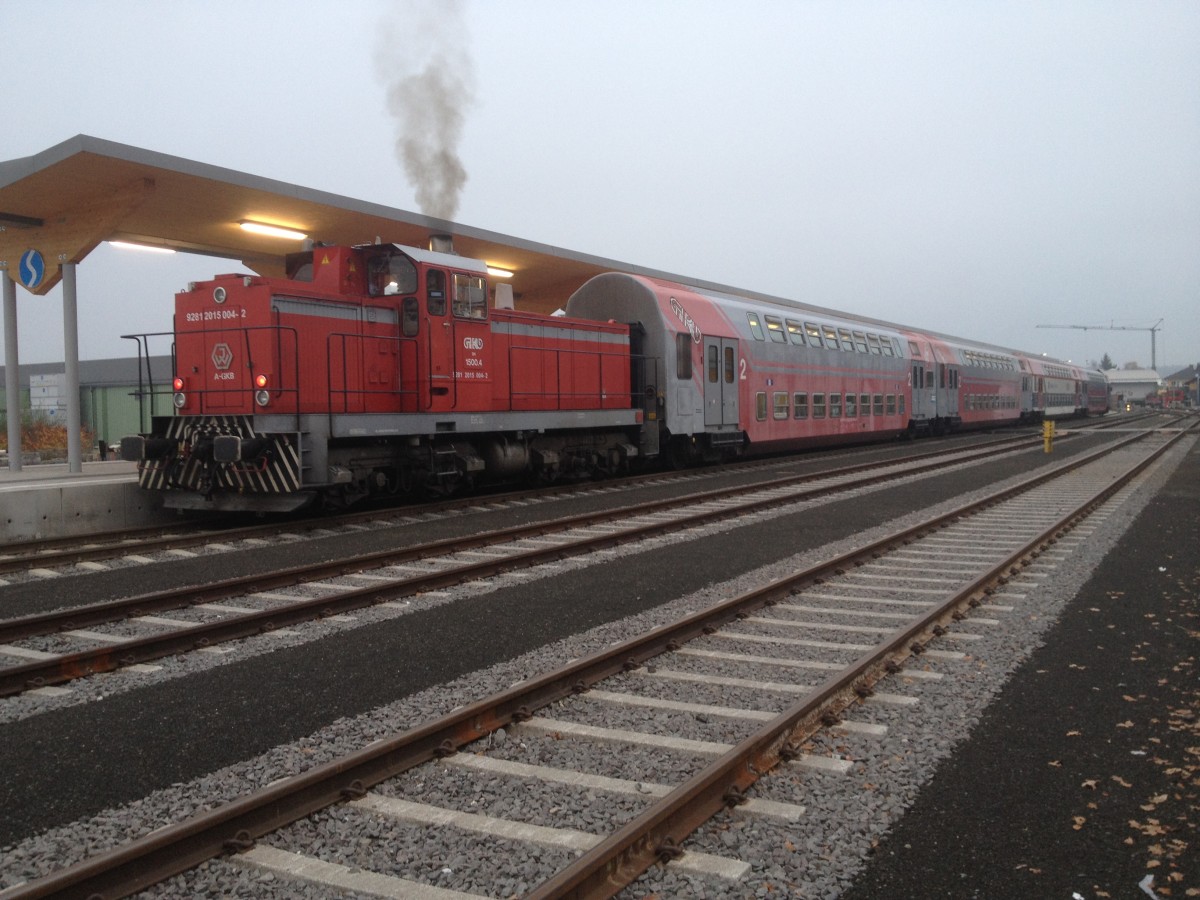 DH 1500.4 mit R 8491 (S7) am 18.11.2013 beim Halt im  neuen  Bahnhof Lieboch. Wie man am Bild schn erkennen kann schieben die 1500PS des Dieselmotors gerade die 4er Garnitur Dosto an um ihrem Ziel, den Bahnhof Kflach, nher zu kommen.