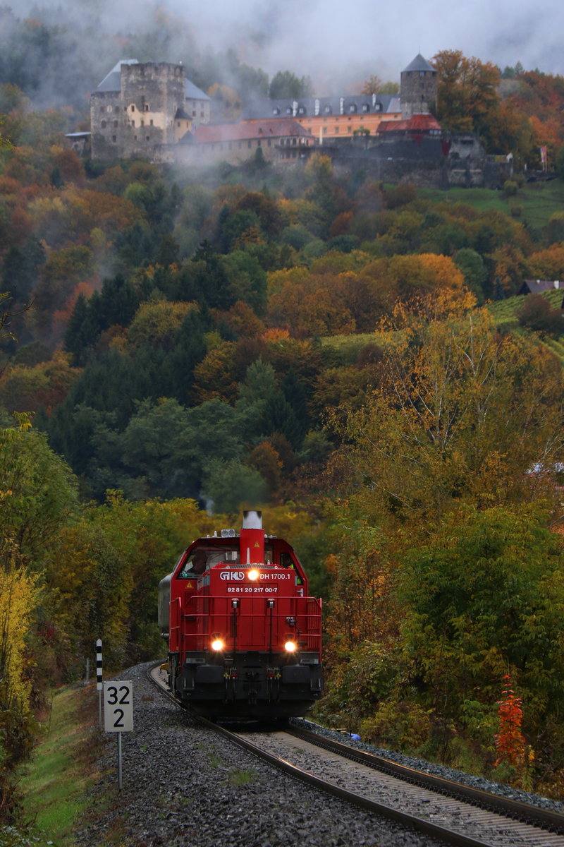 DH 1700.1 bediente an diesem regnerischen Herbsttag die Anschlussbahn Leibenfeld mit einem Zementwagen. 21.10.2016