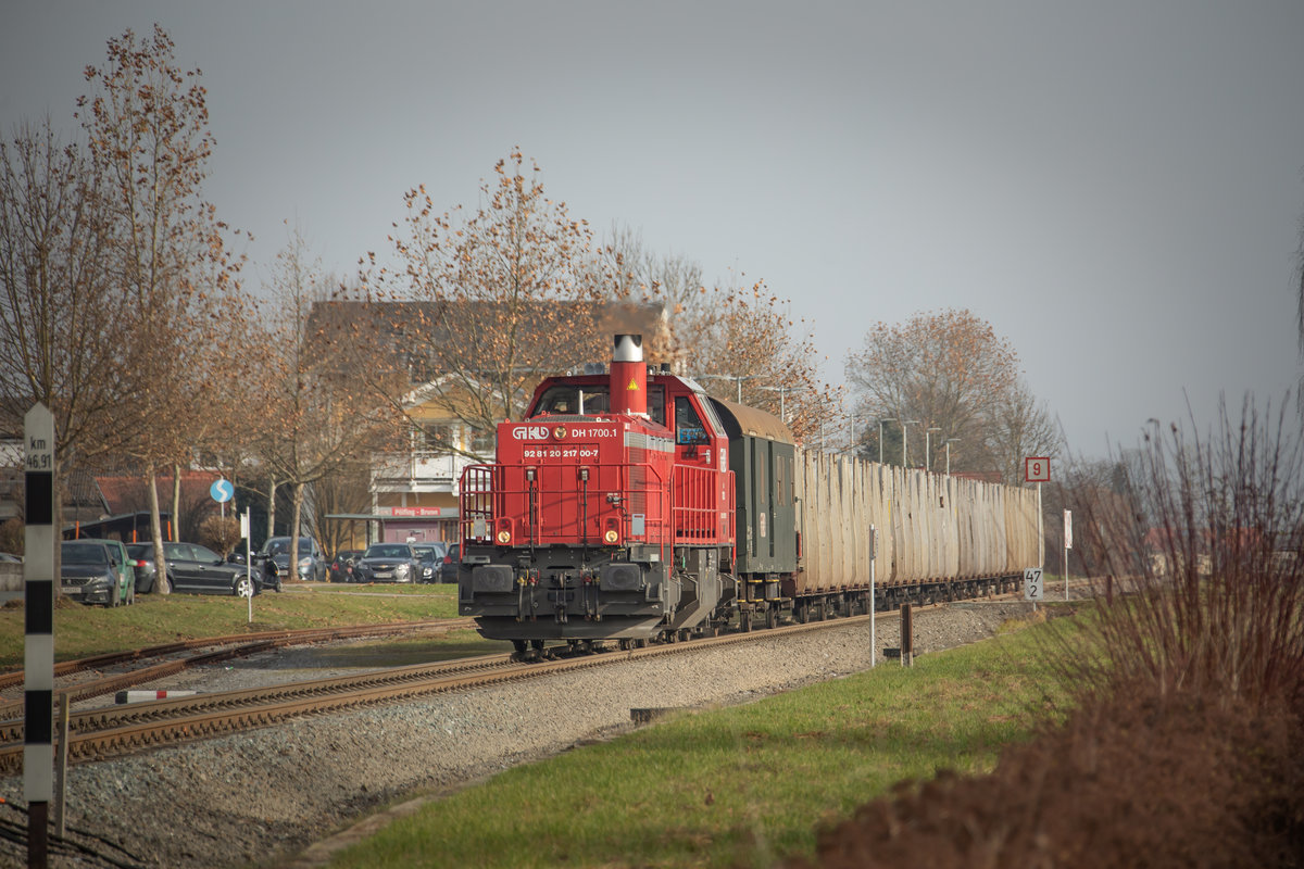 DH 1700.1 donnert am 6.12.2019 durch die Halte und Ladestelle Pölfing Brunn.  