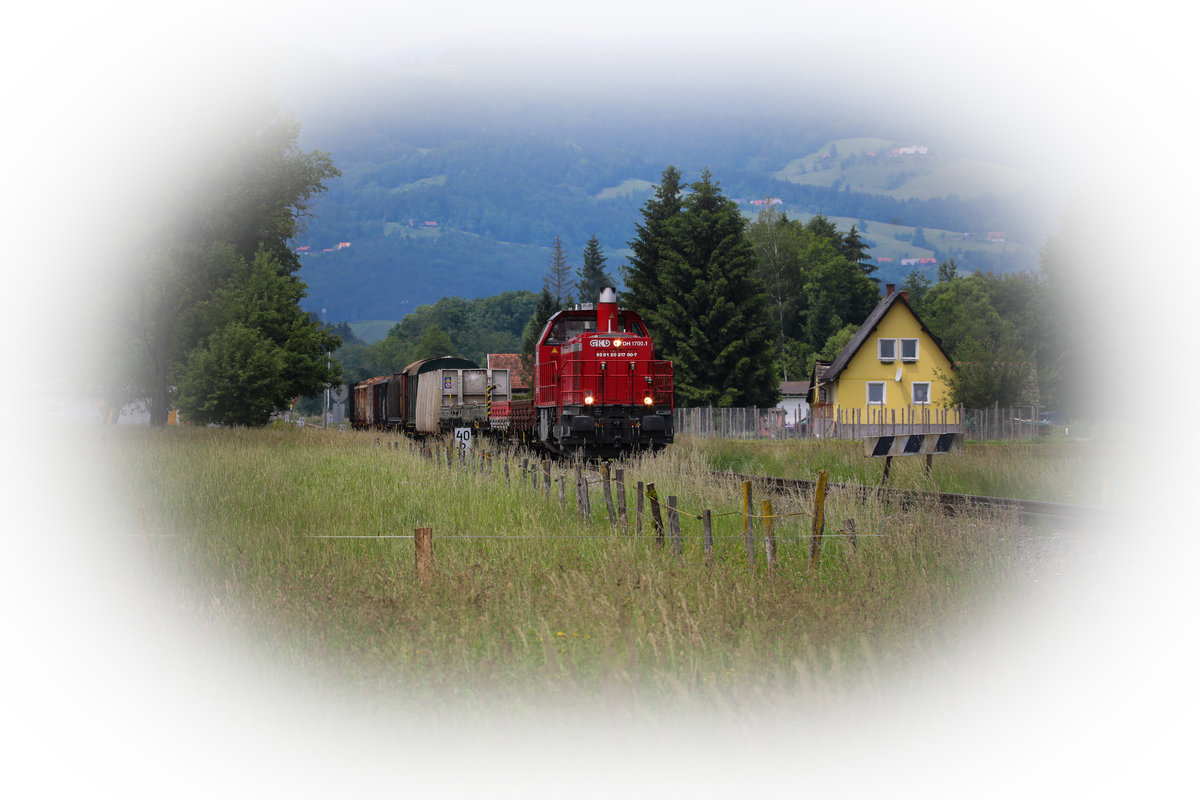 DH 1700.1 ist wieder vermehrt vor dem 3 mal Wöchentlich verkehrenden Güterzug nach Wies Eibiswald anzutreffen. 
Hier bei St. Peter im Sulmtal hat sie doch eine beachtliche länge am Haken. 
23.05.2018