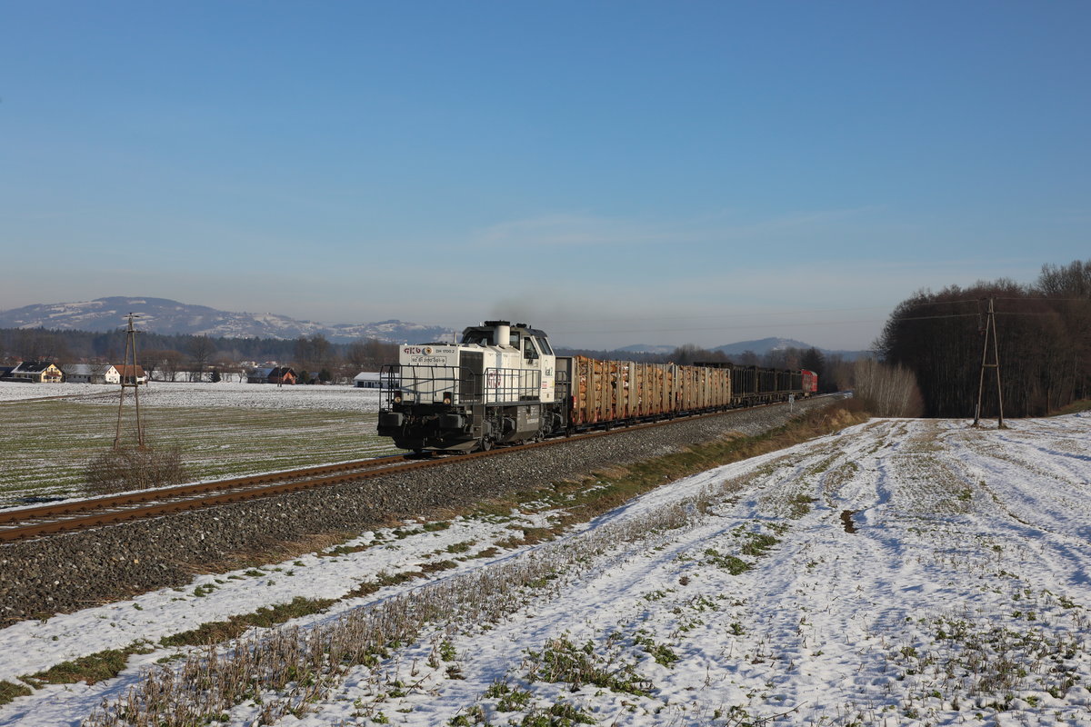DH 1700.2 ist nach einem  Boxenstop  wieder auf Schiene . 
Hier bei Sankt Martin im Sulmtal Bergla am 6.Dezember 2017