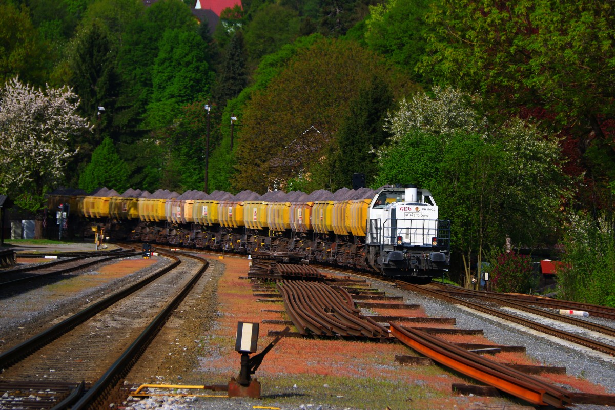 DH 1700.2 rollt in den Bahnhof Deutschlandsberg ein an einem Sonnigen Morgen im April. 