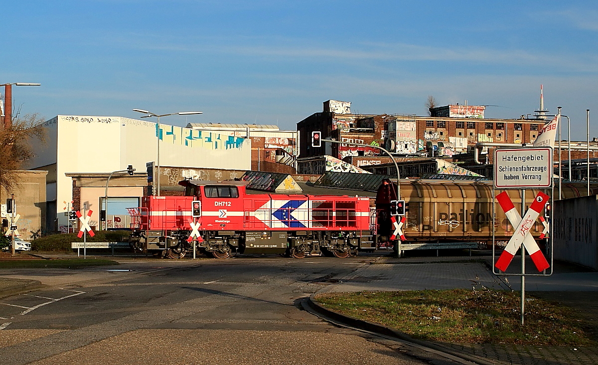 DH 712 der RheinCargo rangiert am 08.01.2018 im Düsseldorfer Hafen