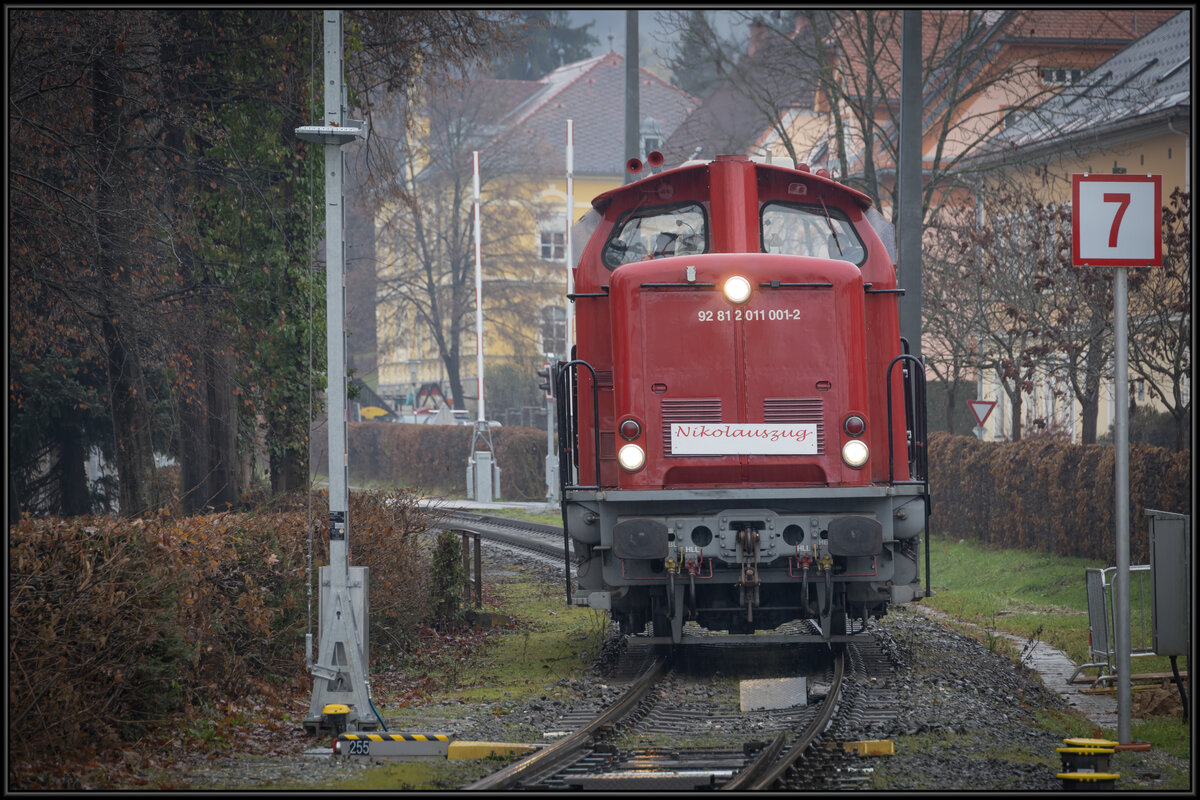 DH1100.1 rollt um Ihren Nikolauszug herum. 
Hier in Deutschlandsberg am 4.12.2022