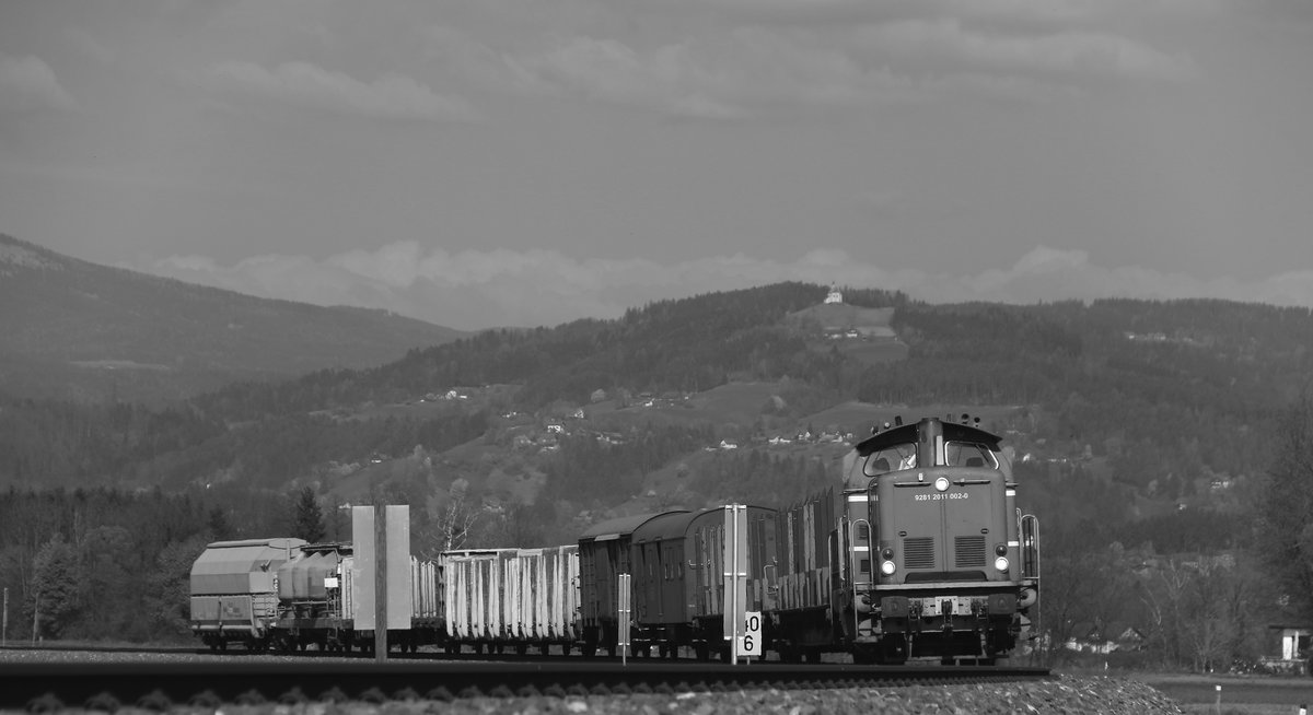 DH1100.2 dient als Werbeträger für das Ziegelwerk Gleinstätten . 
Leider kommt die ehemalige DB V100 nicht mehr in das Werk.
Auch sehr selten sind die Streckendienste der beiden 1100erter.
Heute kam eine der Schwestern vor dem Güterzug nach Wies zum Einsatz. 
3.04.2017 bei St.Peter im Sulmtal 