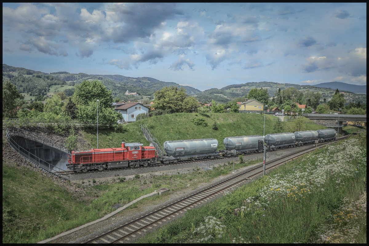 DH1700.1 rollt an diesem  Aprilhaften  11.Mai 2019 in die Anschlussbahn Leibenfeld mit frischem Zement für den Koralmtunnel.
