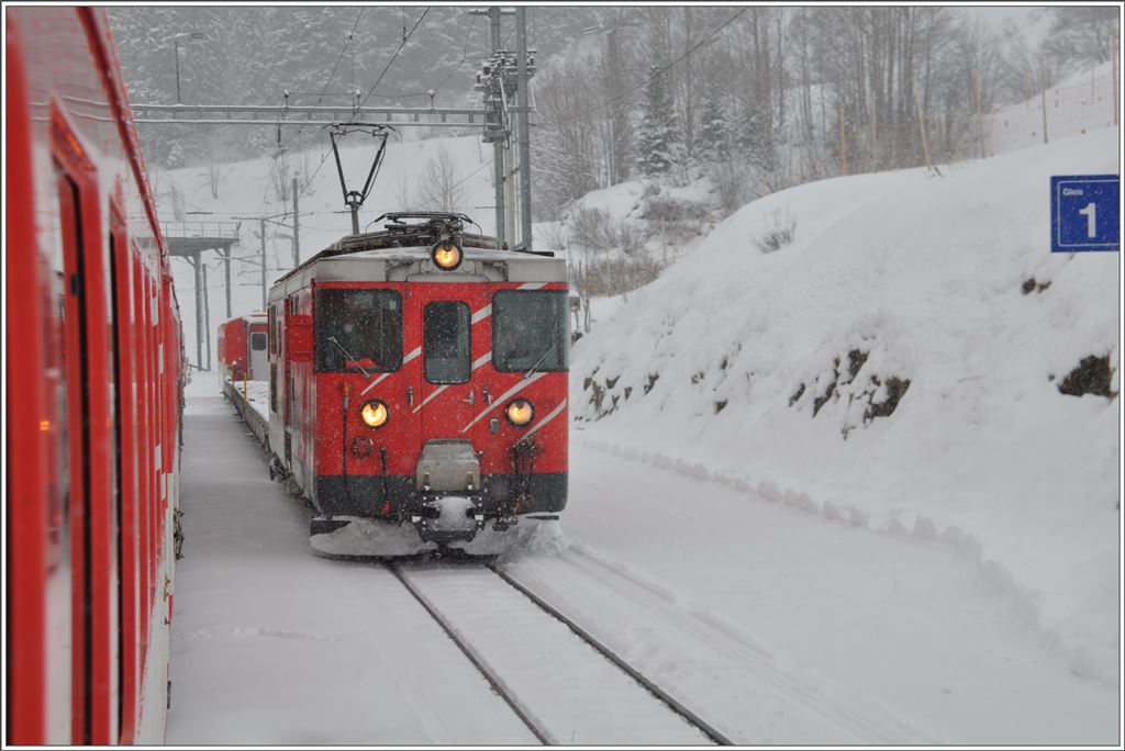 DHe 4/4 mit Autozug in Dieni. (13.01.2016)