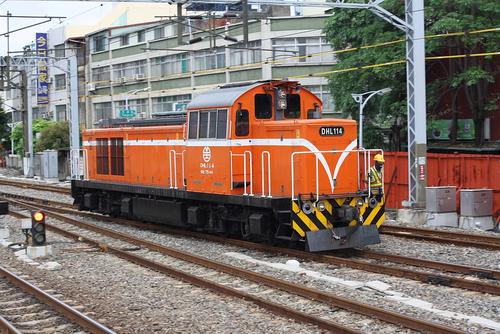 DHL114 am 08.Juni 2014 in der Kaohsiung Station.