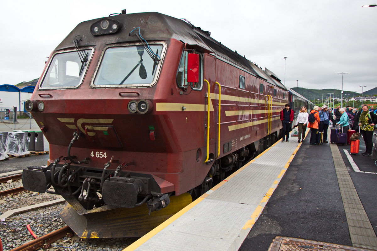 DI 4 654 (N NOR 92 76 0304 654-5) steht am 24. Juni 2022 in der Endstation im Bahnhof Bode. 