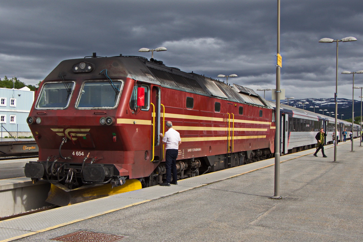 DI 4 654 steht am 24. Juni 2022 in Fauske stasjon zur Fensterreinigung.