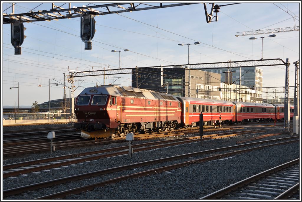 Di4 4651 mit D471 inTrondheim bei der Abfahrt nach Bodö. (13.03.2015)