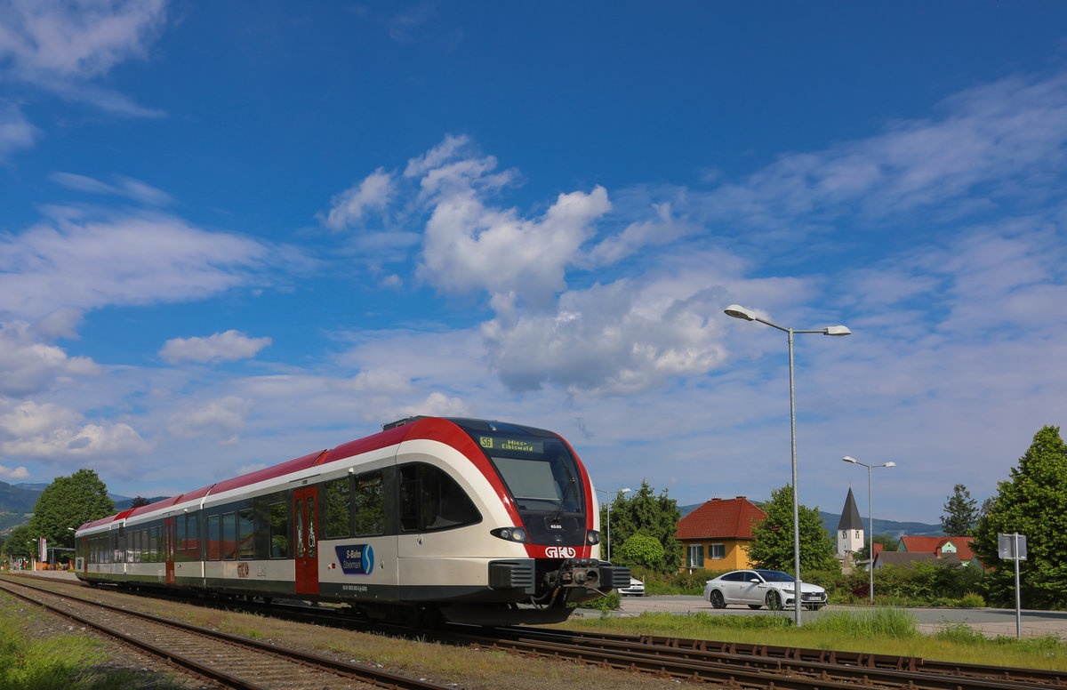 Dich eine der  Jüngeren  Kirchen entlang der Graz Köflacher Eisenbahn ist die der Pfarre Frauental. 
1954 vom Architekten Karl Lebwohl entworfen steht der Sakralbau etwas versteckt im Ort. 

Ganz unberührt davon flitz VT63.03 in den Bahnhof hinein. 
18.05.2018