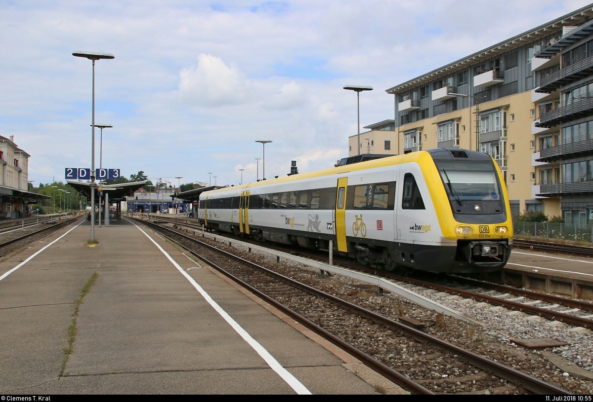 Dicht gedrängt stehen die Fahrgäste in 612 554 (Bombardier RegioSwinger) von DB Regio Baden-Württemberg als verspäteter IRE 3043 von Basel Bad Bf nach Ulm Hbf, als dieser den Bahnhof Friedrichshafen Stadt verlässt.
Der Zugzielanzeiger zeigt  1000  an.
[11.7.2018 | 10:55 Uhr]
