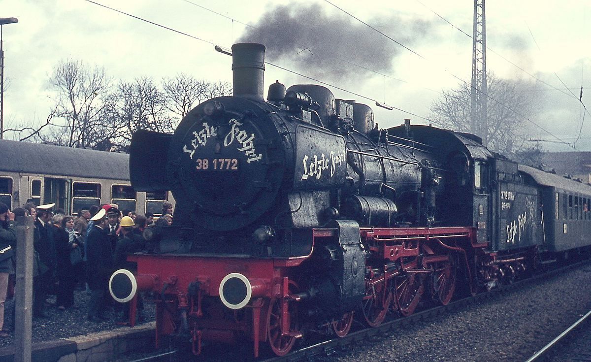 Dicht gedrängt stehen die Fotografen im Bahnhof Tübingen am 29.12.1974 vor der 38 1772. Entgegen der Beschriftung war es nicht ihre allerletzte Fahrt.