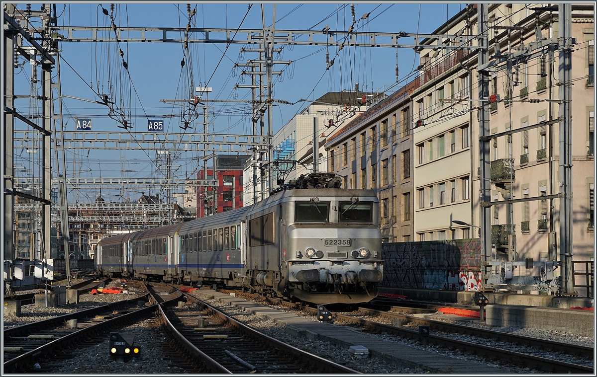 Dichter Verkehr mit wechselnder Spannung im westlichen Bahnhofskopf von Genève. Die SNCF BB 22358 erreicht mit ihrem TER von Lyon kommend ihr Ziel Genève. Dazu müssen nicht nur die Weichen richtig stehen, sondern auch die entsprechenden Stromabschnitte die Lok mit 25000 Volt/50 Hertz Wechselstrom versorgen. 

19. Juli 2021