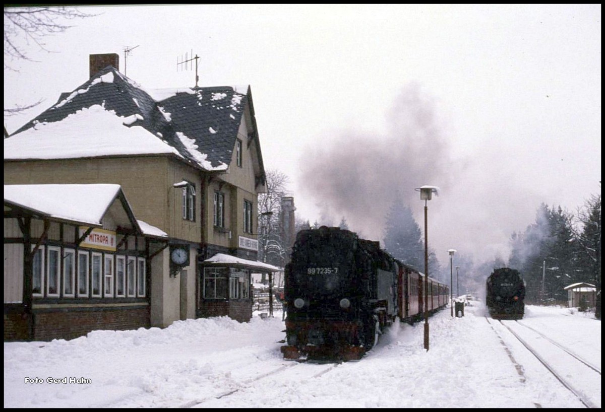 Dichtes Schneetreiben herrschte am 14.2.1990 um 11.46 Uhr in Drei Annen Hohne, als 997241 mit dem Zug nach Benneckenstein ausfuhr. Im Hintergrund rechts fährt 997247 solo nach Wernigerode ab.