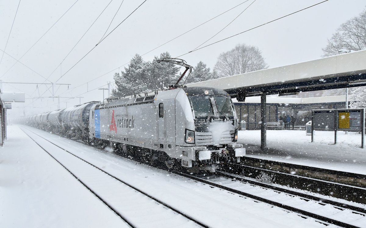 Dichtes Schneetreiben herrschte heute Mittag in Rheydt Hbf als die Railpool 193 817-4 mit einem Kesselwagenzug vor dem KST in Gleis3 auf die Weiterfahrt warten musste. Wo mit mal wieder bewiesen ist, die Bahn fährt bei jedem Wetter, ausser bei Sturmschäden. Sonntag den 10.12.2017