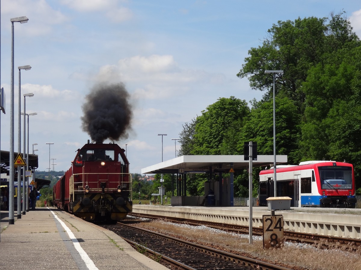 Dicker Atompilz trifft auf Hauch von Osten... 
Die Schmberger bergabe von Gammertingen nach Schmberg bei Balingen wird mit den unterschiedlichsten Fahrzeugen der HzL gefahren. Am 3.7.2013 hatte ich mal wieder das Glck, die V152 der Hohenzollerischen Landesbahn an diesem Bedarfszug zu erwischen. Die Abfahrt aus dem Bahnhof Hechingen wollte ich mir keines Falls entgehen lassen... wieso? Naja, das sieht man ja deutlich. Nicht nur bildlich eine Pracht, sondern das Ding hat auch ganz schn was unter der Haube. Huch, fast vergessen. Nebenan vertrdelt der 650.01 der Prignitzer Eisenbahngesellschaft (angemietet von der HzL), die Zeitspanne zwischen Ankunft und Abfahrt. 
