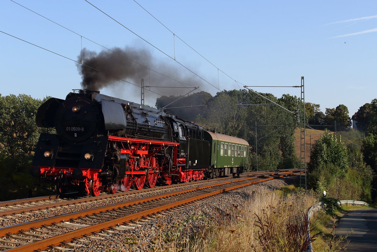 Die 01 0509 mit einen Reisezugwagen von Meinigen nach Glauchau, hier am 08.09.2016 in Liebau/Pöhl aufgenommen. 