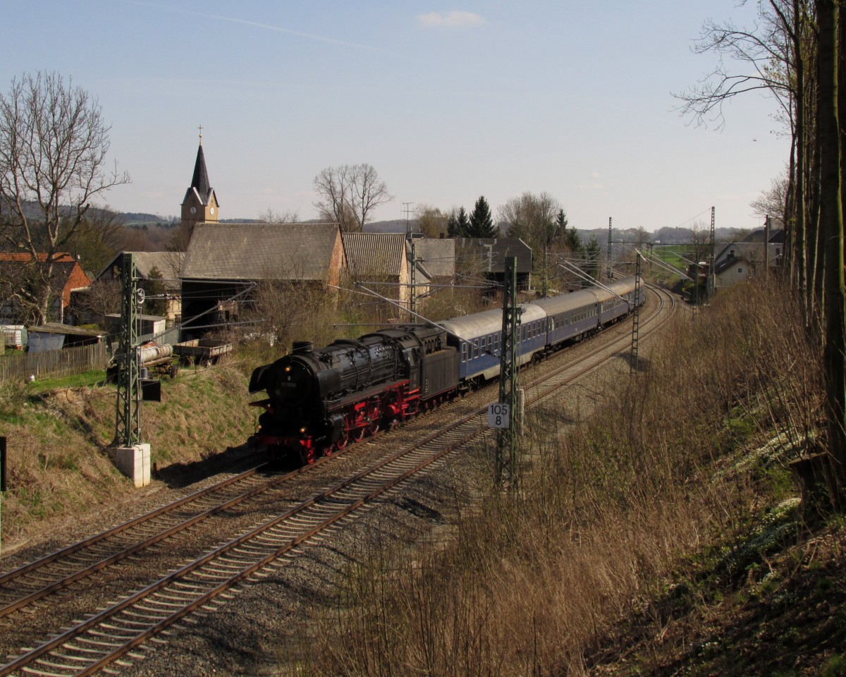 Die 01 1066 auf dem Weg von Dresden nach Stuttgart als Sdz. Aufgenommen in Ruppertsgrün/Pöhl am 19.04.2015