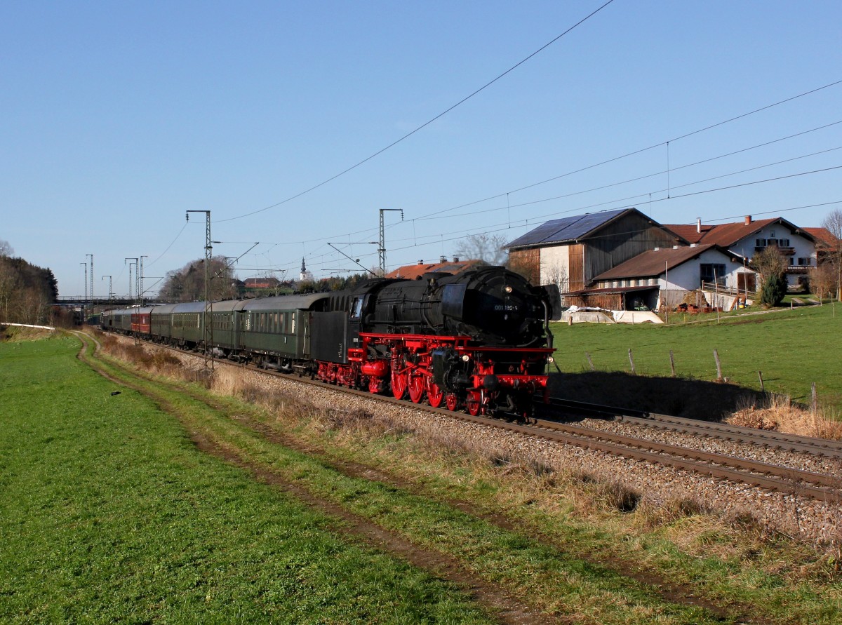 Die 01 180 mit einem Sonderzug nach Freilassing am 05.12.2015 unterwegs bei Straß.