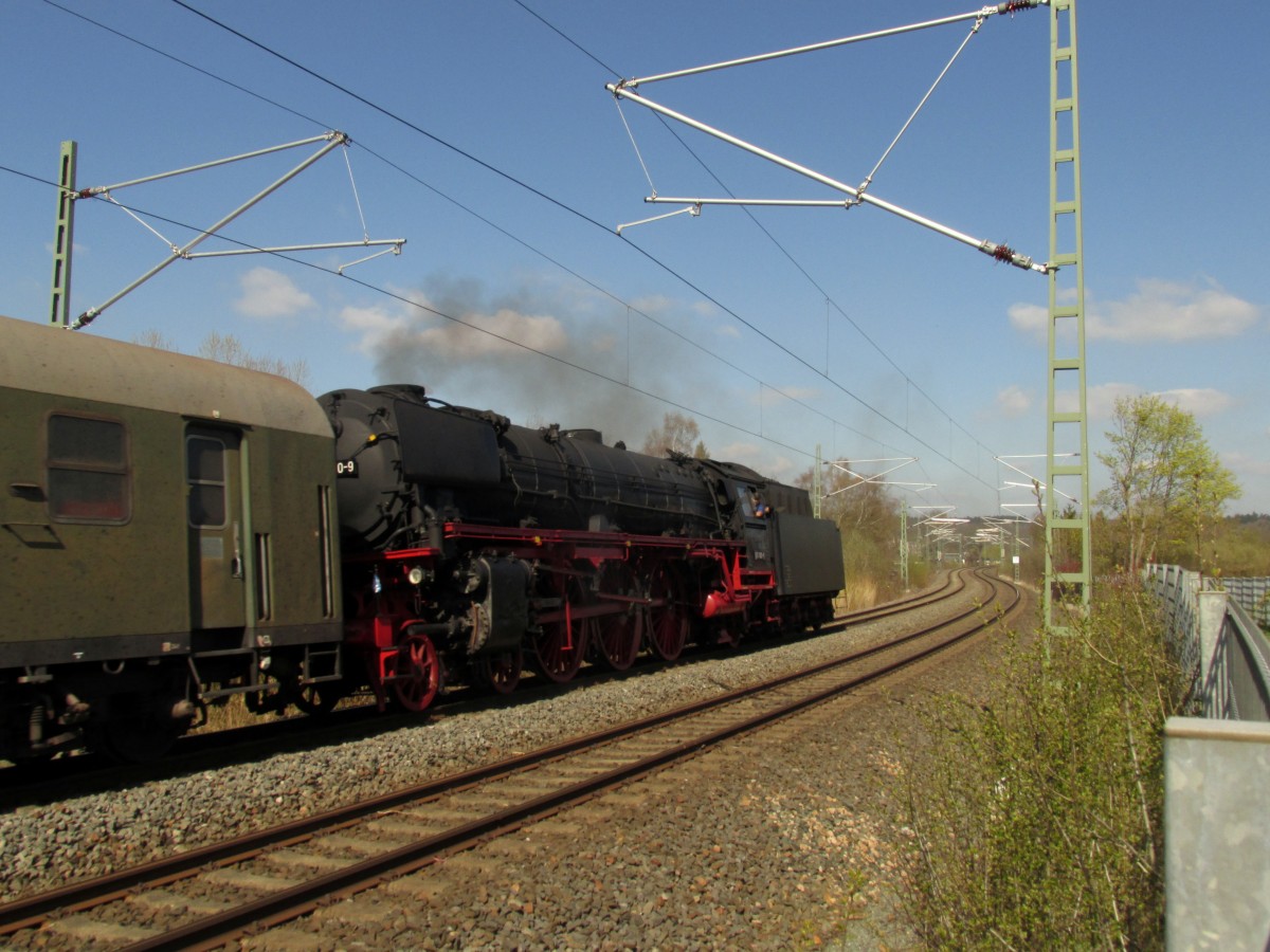 Die 01 180 schiebt den Sonderzug durch Plauen in Richtung Hof. Aufgenommen am 20.04.2015.