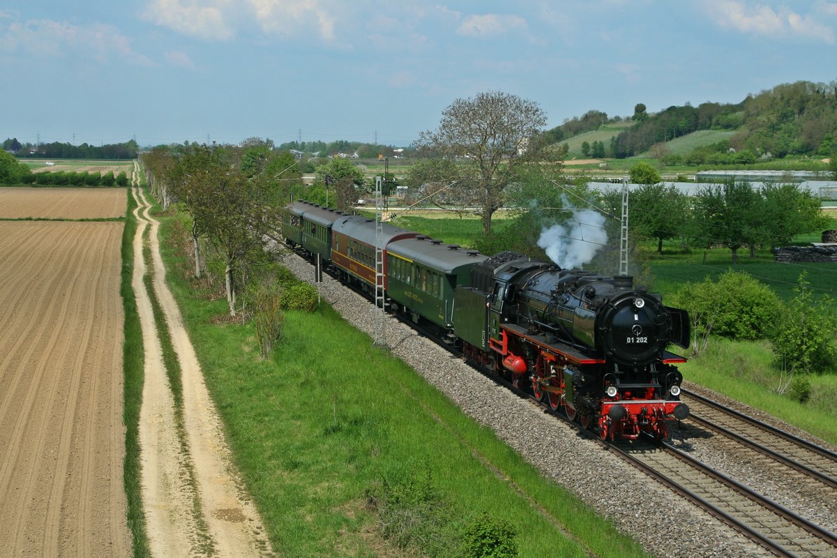 Die 01 202 dem DPE 5952 von Neustadt (Weinstraße) über Heidelberg nach Lyss am 08.05.16 bei Hügelheim.