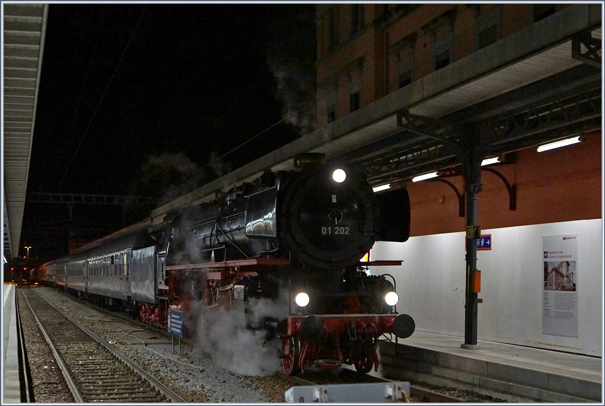 Die 01 202 des Vereins  Pacific 01 202  brachte den langen Sonderzug der  Eisenbahn Nostalgiefahrten Bebra e.V.  pünktlich an sein Ziel Locarno.
Während die Reisende müde zu ihren Hotels gehen, ist für das Fahrpersonal der Tag noch nicht zu Ende, der Zug verbringt die Nacht in Bellinzona. 
20. März 2018