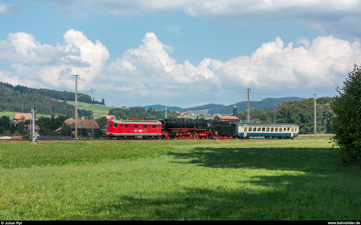 Die 01 202 kehrt zurück in ihr frisch saniertes Zuhause. Nachdem die Lok wegen extremer Trockenheit länger als geplant im Verkehrshaus Luzern ausharren musste und deshalb die Dampftage Lyss verpasste, konnte sie am 19. August 2018 unter Schmierdampf von der Transrail Re 4/4 I 10009 überführt werden. Aufgenommen bei Worb SBB.