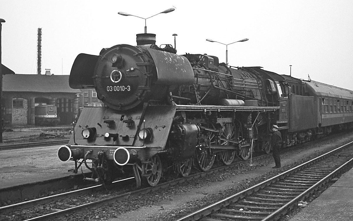 Die 03 0010-3 vor dem D 370  Meridian  im Oktober 1978 in Neubrandenburg