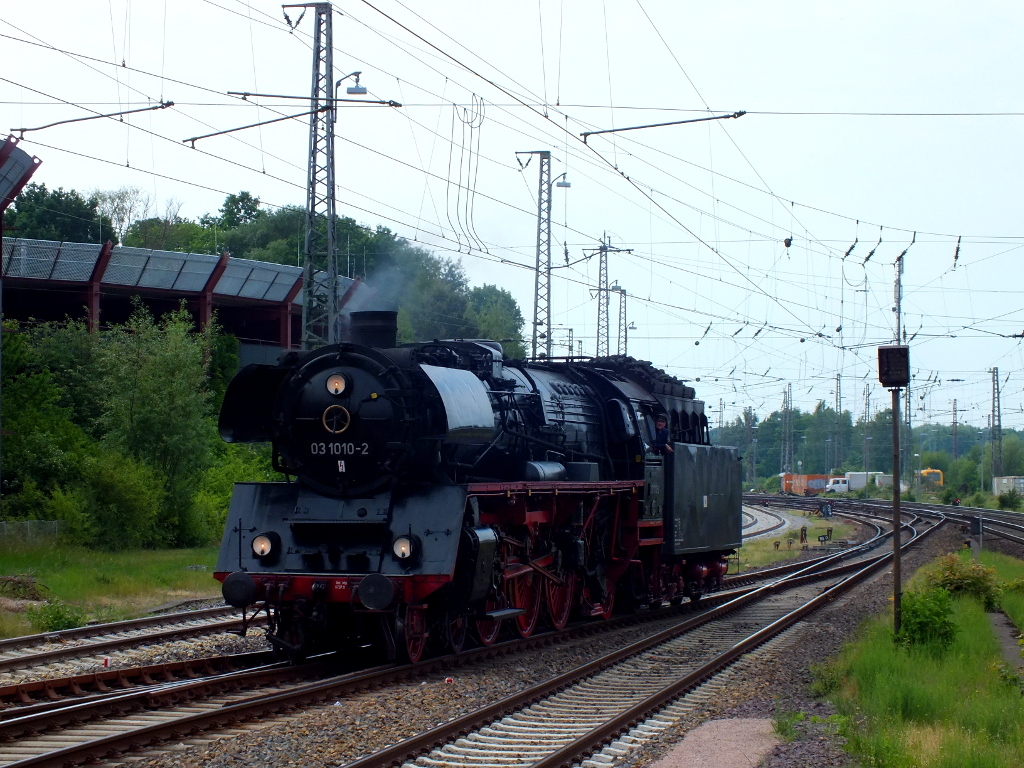 Die 03 1010-2 fährt in den Lüneburger Bf ein und macht sich bereit zum Ankoppeln der Wagons. 13.06.2015