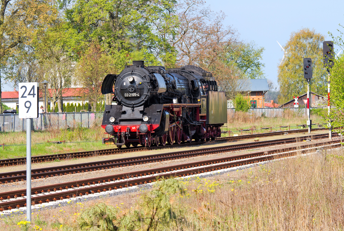 Die 03 2155-4 auf dem Grenzbahnhof L�cknitz, zum 150. Jahr der Strecke Pasewalk-Stettin. - 05.05.2013