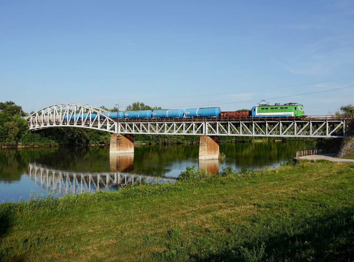 Die 044 112 mit einem Kesselzug am 29.06.2019 unterwegs bei Komárno.