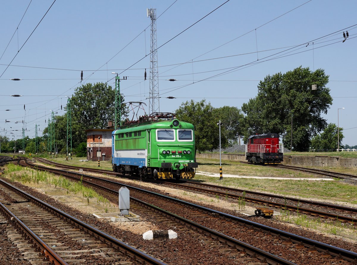 Die 044 112 und die T448 P-199 am 30.06.2019 in Komárom.