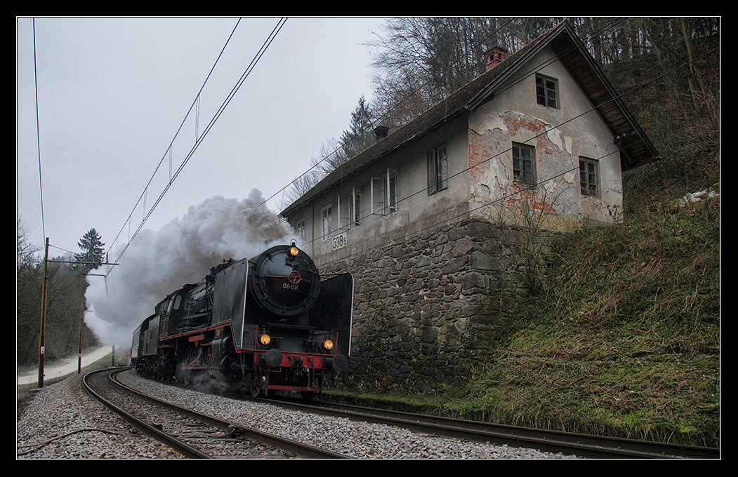 Die 06-018 auf der Südbahn zwischen Litija und Kresnice(18.12.2013).