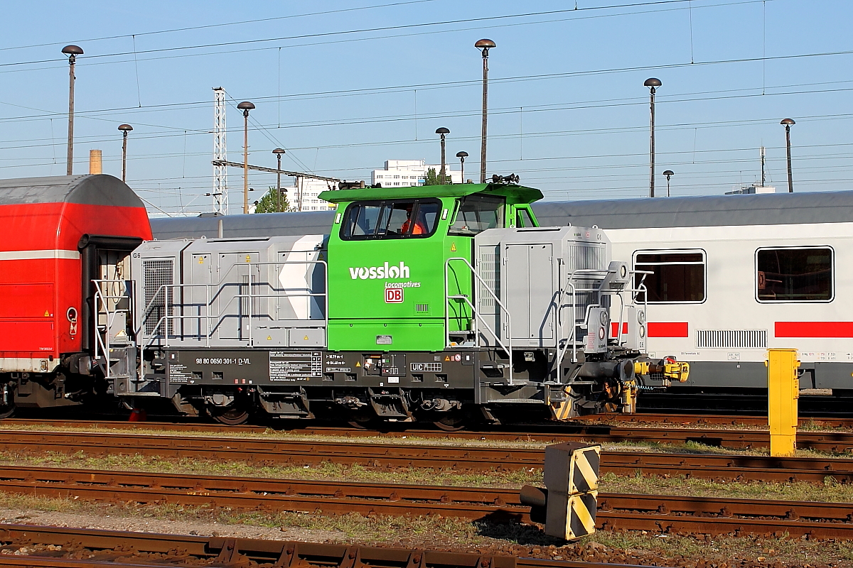 Die 0650 301-1 rangiert am 29.04.2014 in Berlin-Lichtenberg.

Die Maschine wurde 2012 unter der Fabriknummer 5101980 bei Vossloh gefertigt.