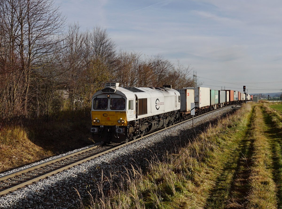 Die 077 040 mit einem Containerzug am 24.11.2017 unterwegs bei Pirach.