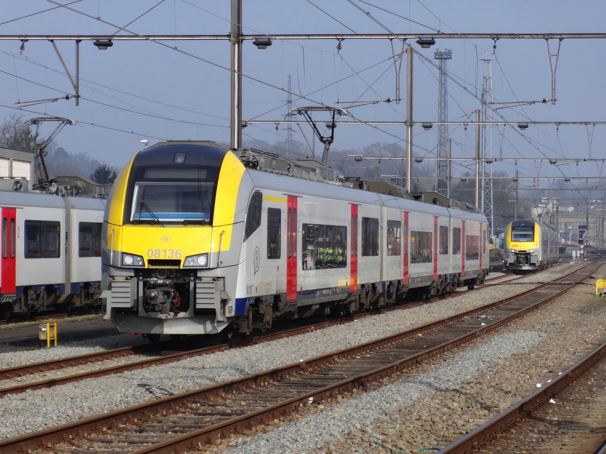 Die 08136 im Bf. Ottignies, 08-04-2015