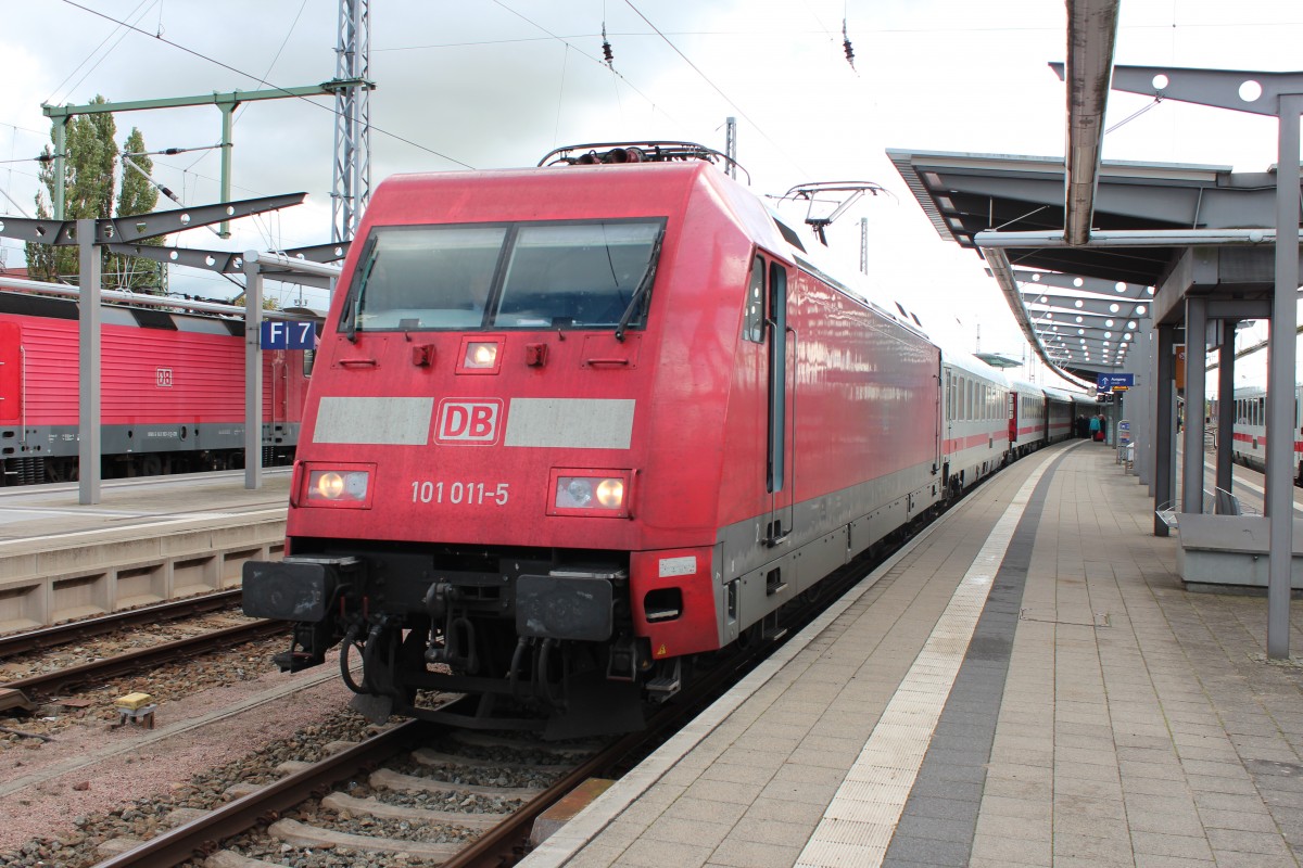Die 101 011-5 fhrt am 27.09.2013 mit dem IC 2238 nach Warnemnde, hier beim Halt in Rostock Hbf. 
