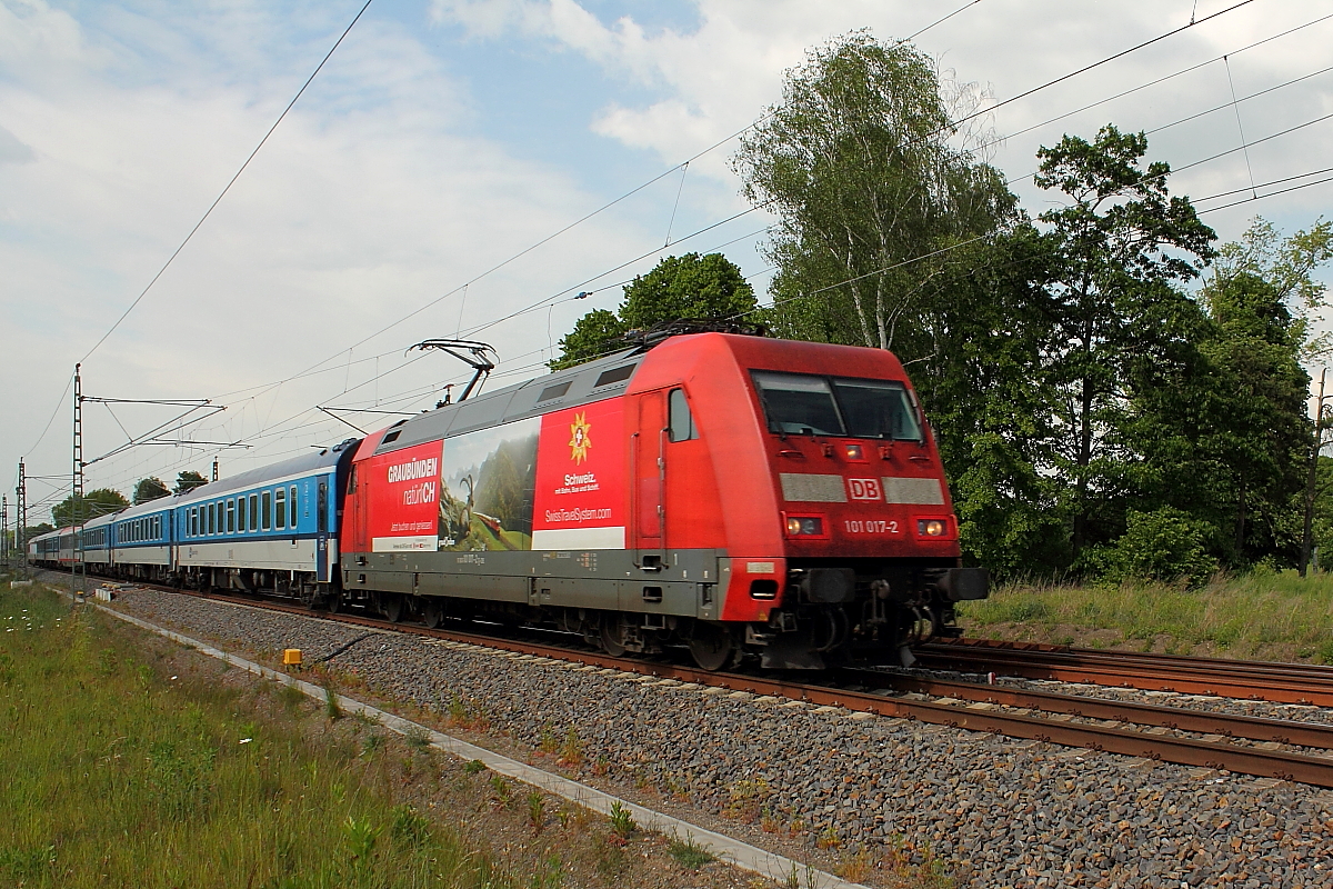 Die 101 017-2 „Graubünden-natürliCH“ mit dem EC 179 von Warnemünde nach Praha hl. n. am 25.05.2015 in Nassenheide.