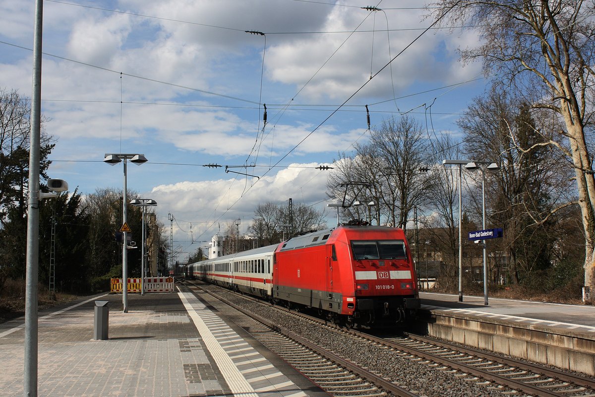 Die 101 018-0 der DB Fernverkehr mit einem IC durch Bonn Bad-Godesberg in richtung Bonn und weiter Köln.

Bad-Godesberg
31.03.2018