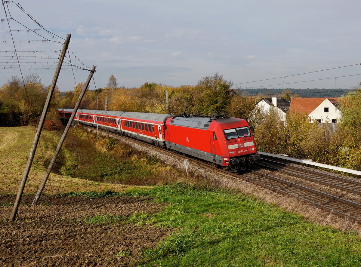 Die 101 024 mit einem RE nach München am 04.11.2017 unterwegs bei Fahlenbach.