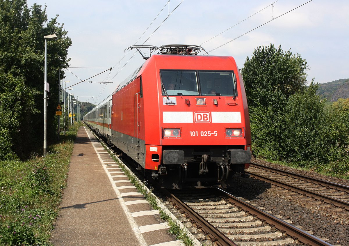 Die 101 025-5 der DB Fernverkehr mit einem IC aus Köln kommend durch Namedy in Richtung Koblenz.

Namedy
17.08.2018