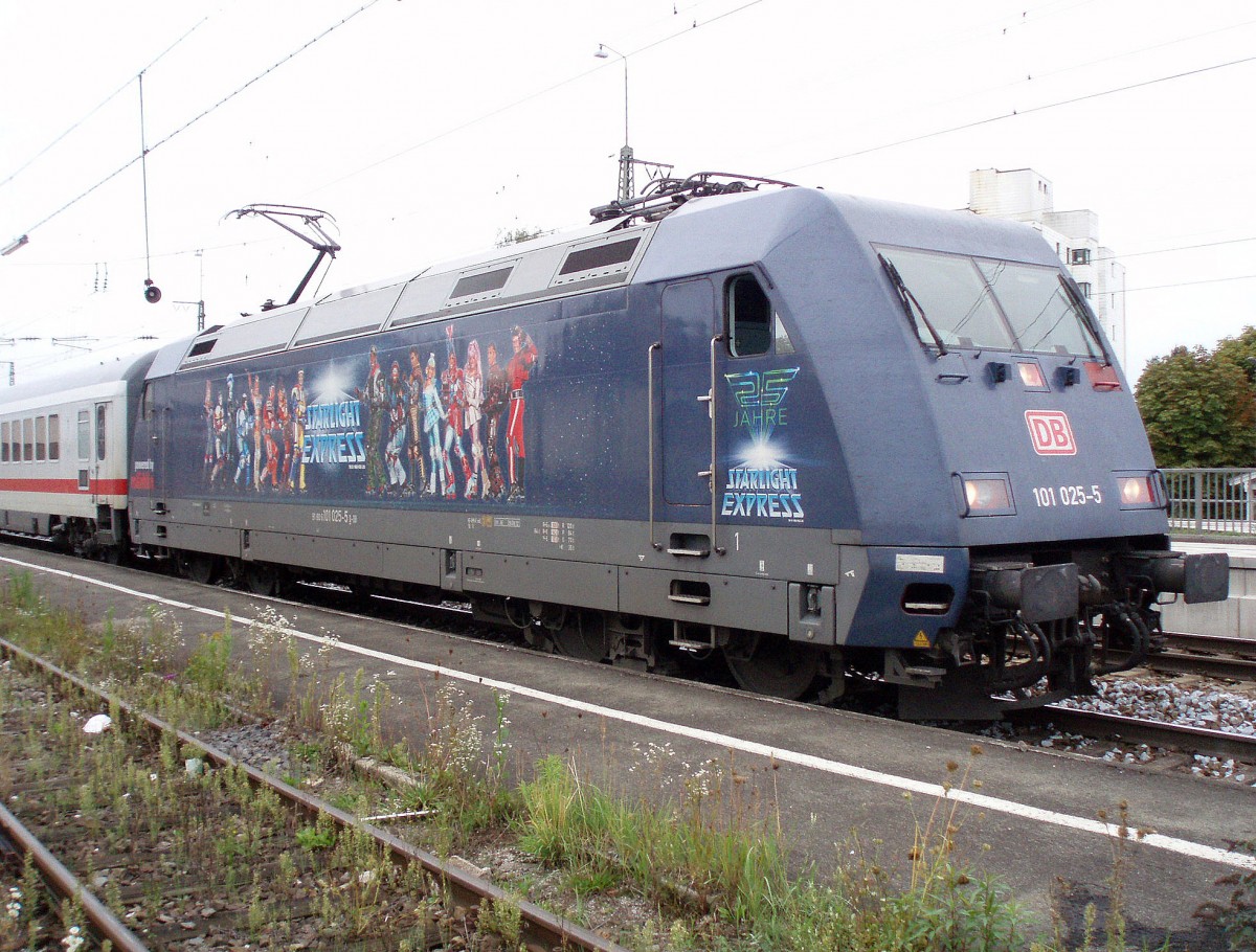 Die 101 025-5 mit EC 218, aufgenommen im Bf. Traunstein am 14.09.2013