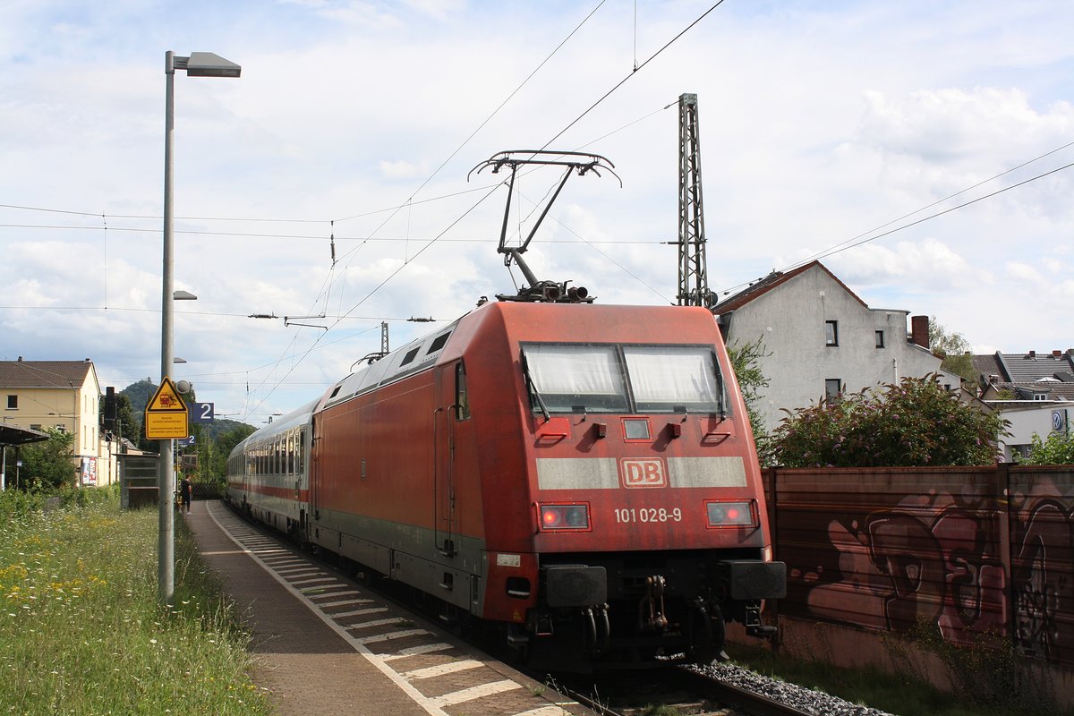 Die 101 028-9 mit einem IC aus Köln kommend durch Niederdollendorf in Richtung Koblenz und weiter in denn Süden.

Niederdollendorf
26.07.2020