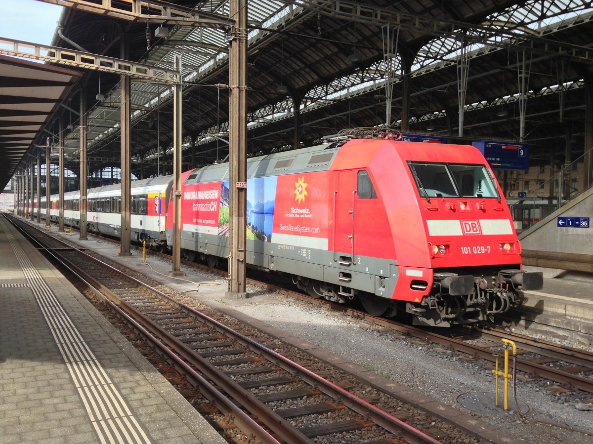 Die 101 029-7 wirbt fr Ferien in der Schweiz... Basel SBB, EC 8 am 11.03.2014.