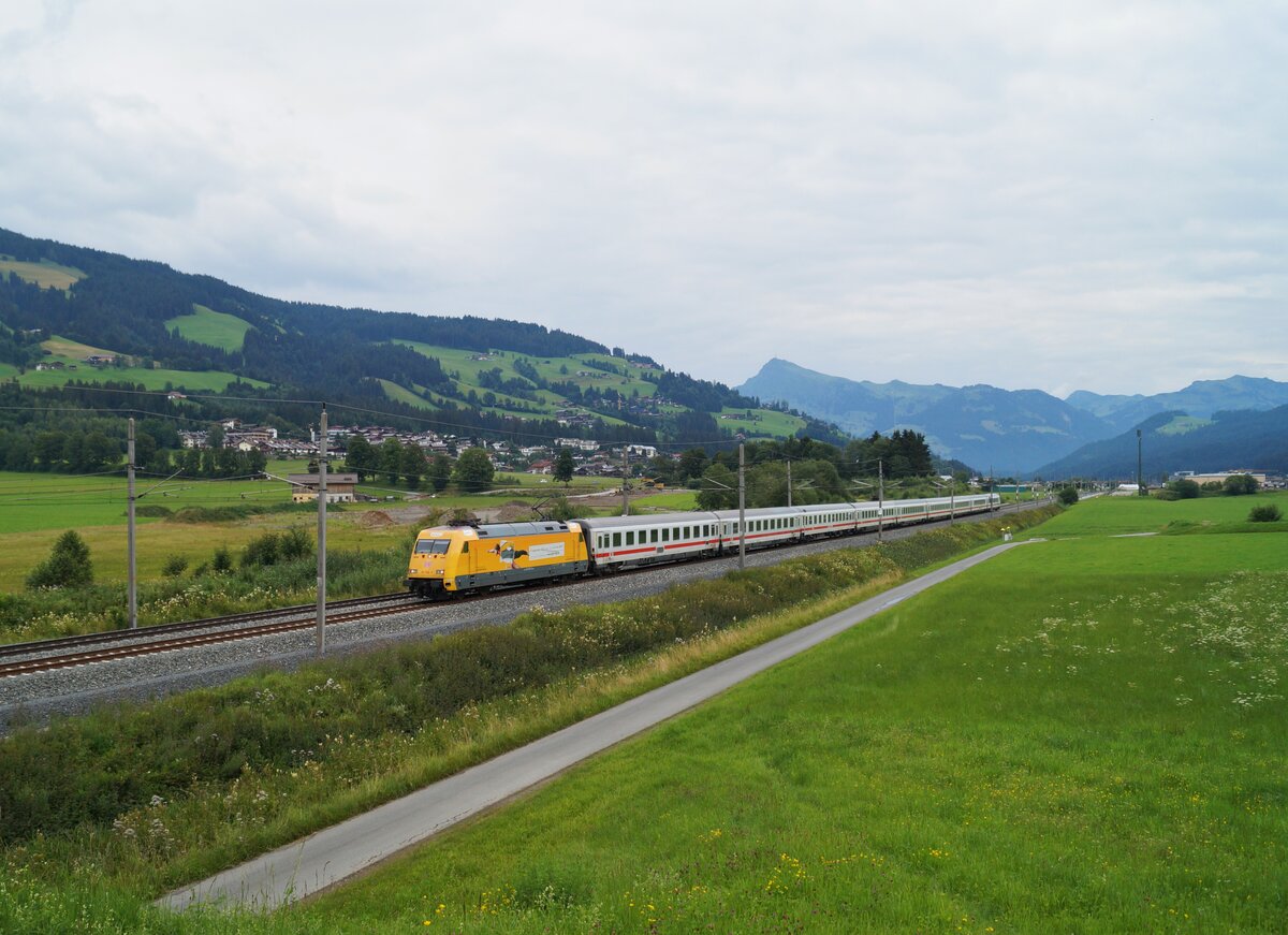 Die 101 030 der Deutschen Bahn mit Werbung für die Bahn-Betriebskrankenkasse kam am 25. Juli 2020 mit einer Intercity-Garnitur bei Kirchberg in Tirol Richtung Wörgl vorbei. Im Hintergrund thront das mächtige Kitzbühler Horn. Wohin die Fuhre ging bzw. worum es sich dabei handelte, ist mir nach wie vor unbekannt.