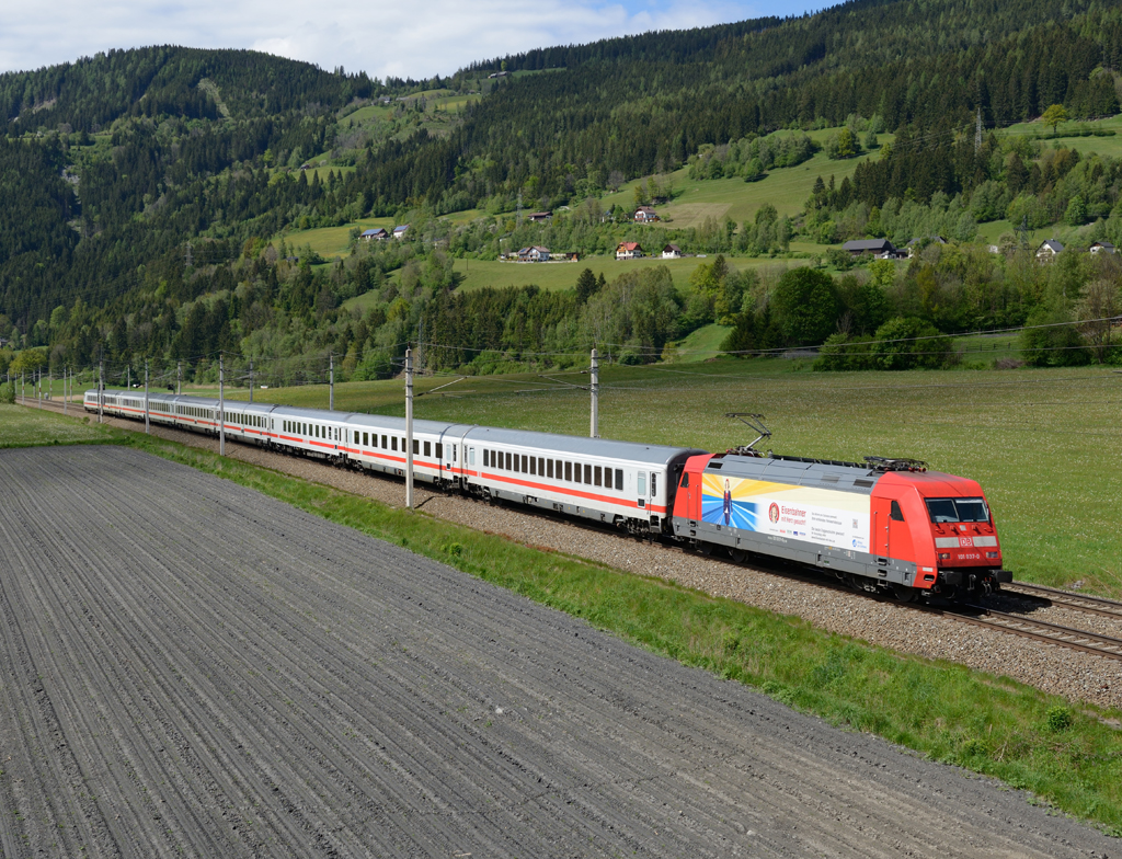 Die 101 037  Eisenbahner mit Herz gesucht  war am 10.05. mit dem EC 217 von Saarbrücken nach Graz unterwegs, und wurde von mir kurz vor Trieben fotografiert.
