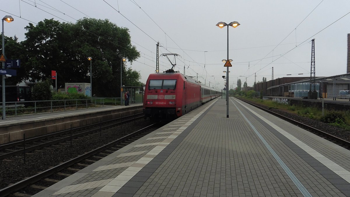 Die 101 040-4 der DB Fernverkehr mit einem IC durch Sechtem in Richtung Köln.

28.05.2016
Sechtem