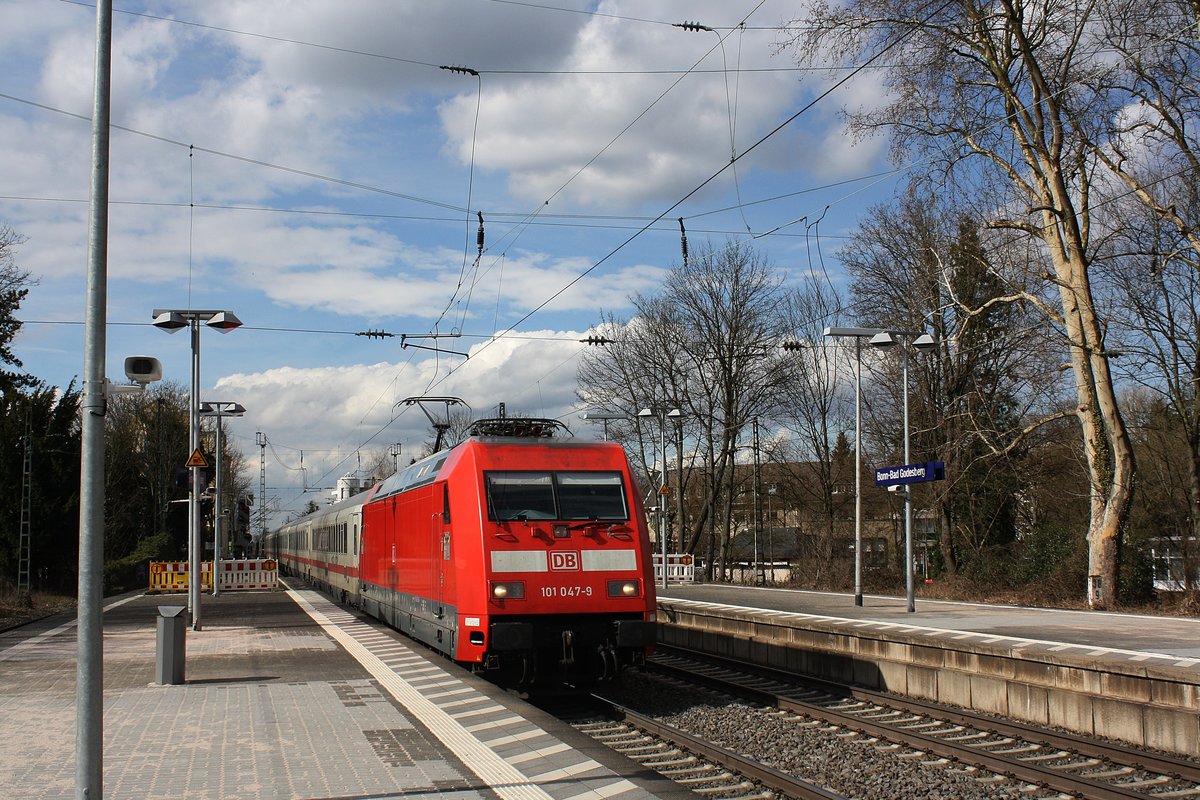 Die 101 047-9 der DB Fernverkehr mit einem IC durch Bad-Godesberg in richtung Koblenz 

Bad-Godesberg
31.03.2018
